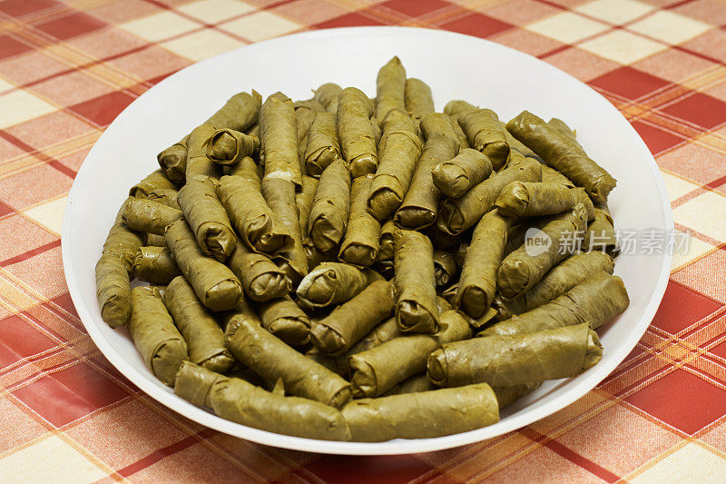 Dolma - Sarma - Dolmades。著名的开胃菜酿葡萄叶饭